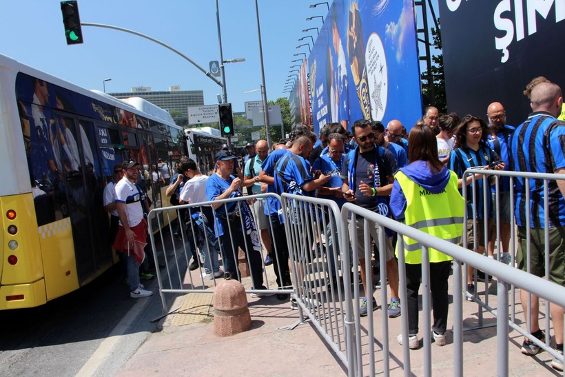 Taraftar, UEFA Şampiyonlar Ligi Finali için stada gidiyor! Dev karşılaşma öncesi meşaleler yakıldı, tezahüratlar yeri göğü inletti - Resim: 5