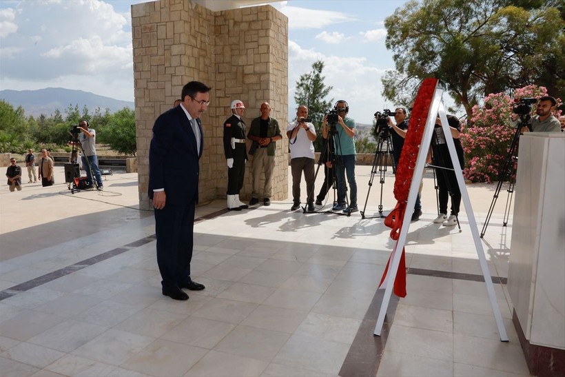 Cumhurbaşkanı Yardımcısı Cevdet Yılmaz Rauf Denktaş'ın anıt mezarını ziyaret etti - Resim: 2