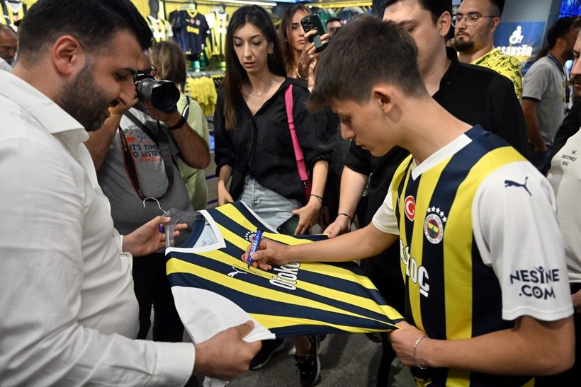 Beşiktaş ve Fenerbahçe yeni sezon formalarını tanıttı! Dikkat çeken detaylar - Resim: 1