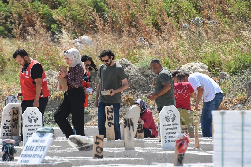 Deprem bölgesinde buruk bayram! Onların ilk ziyareti kabristana - Resim: 12