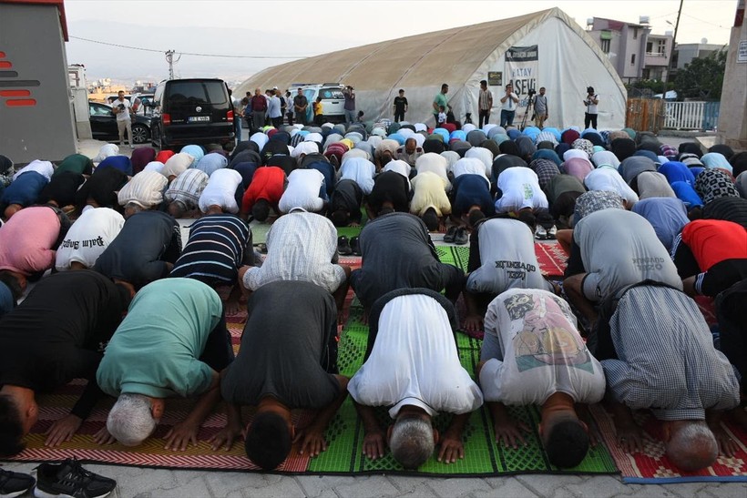 İslam aleminde bayram namazı coşkusu! Camiler doldu taştı - Resim: 140