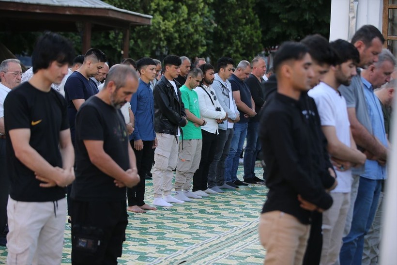 İslam aleminde bayram namazı coşkusu! Camiler doldu taştı - Resim: 121