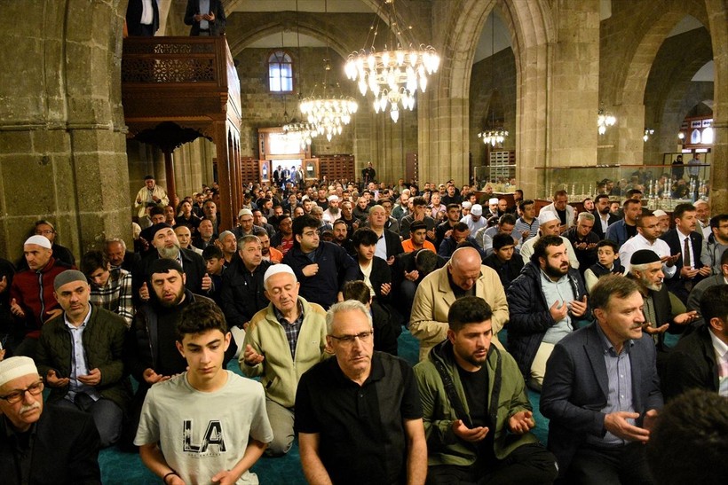İslam aleminde bayram namazı coşkusu! Camiler doldu taştı - Resim: 114