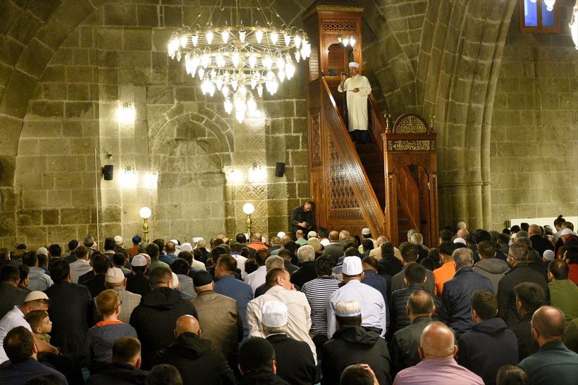 İslam aleminde bayram namazı coşkusu! Camiler doldu taştı - Resim: 116