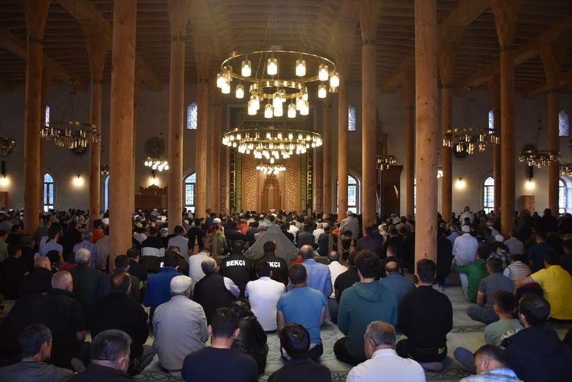 İslam aleminde bayram namazı coşkusu! Camiler doldu taştı - Resim: 98