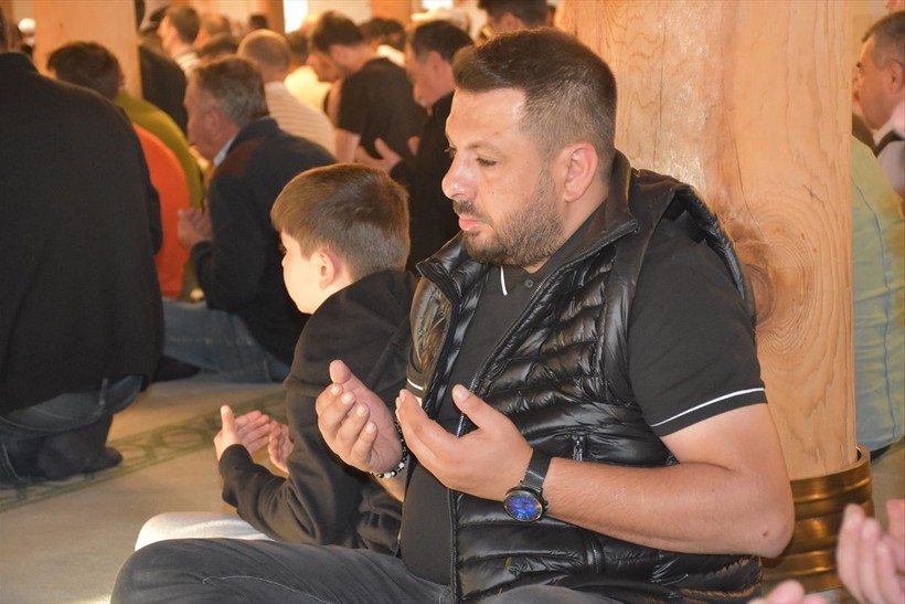 İslam aleminde bayram namazı coşkusu! Camiler doldu taştı - Resim: 99