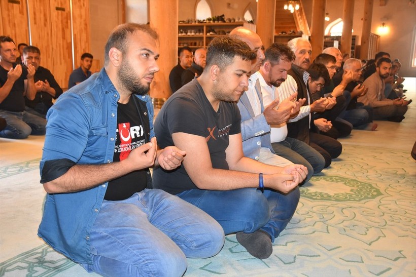 İslam aleminde bayram namazı coşkusu! Camiler doldu taştı - Resim: 100