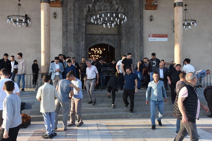 İslam aleminde bayram namazı coşkusu! Camiler doldu taştı - Resim: 96