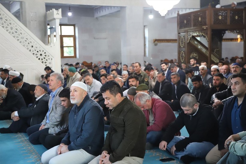 İslam aleminde bayram namazı coşkusu! Camiler doldu taştı - Resim: 90