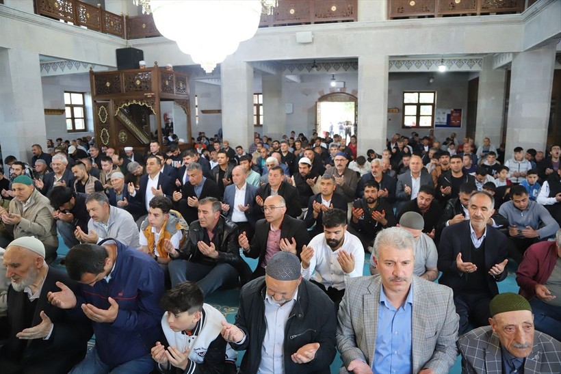 İslam aleminde bayram namazı coşkusu! Camiler doldu taştı - Resim: 92