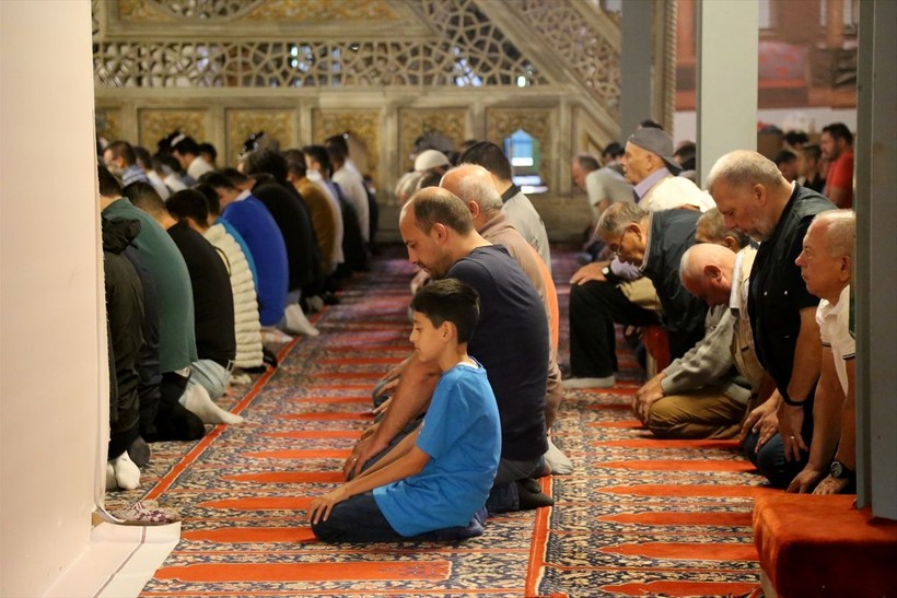İslam aleminde bayram namazı coşkusu! Camiler doldu taştı - Resim: 88