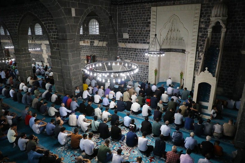 İslam aleminde bayram namazı coşkusu! Camiler doldu taştı - Resim: 76