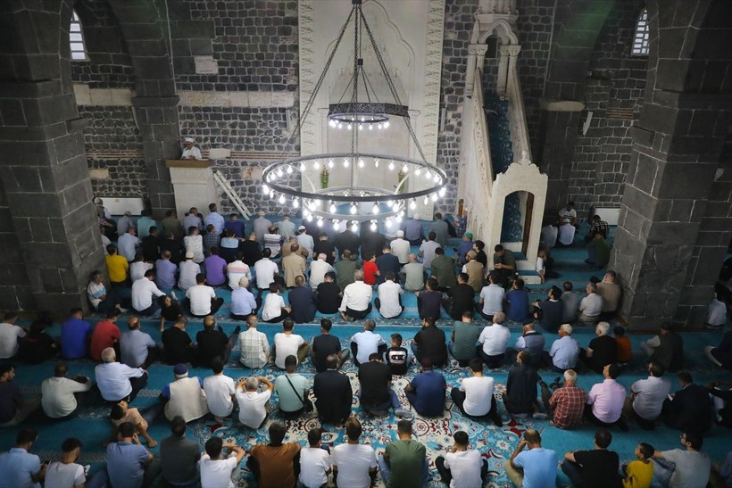 İslam aleminde bayram namazı coşkusu! Camiler doldu taştı - Resim: 77