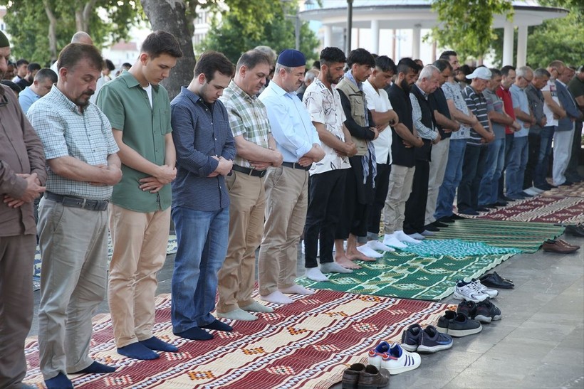 İslam aleminde bayram namazı coşkusu! Camiler doldu taştı - Resim: 70