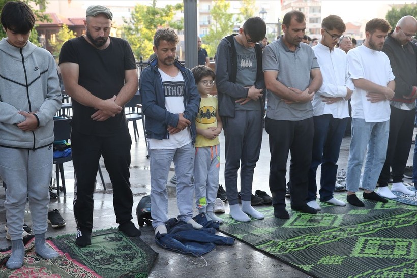 İslam aleminde bayram namazı coşkusu! Camiler doldu taştı - Resim: 71