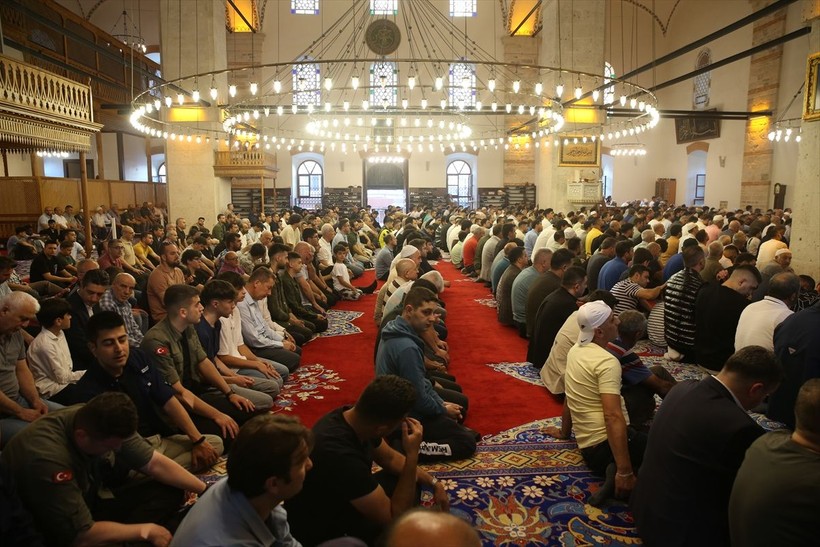 İslam aleminde bayram namazı coşkusu! Camiler doldu taştı - Resim: 73