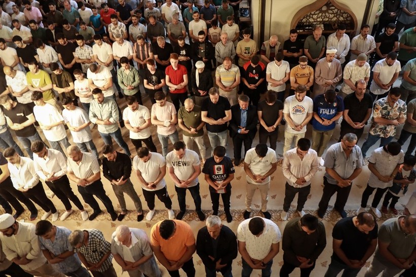İslam aleminde bayram namazı coşkusu! Camiler doldu taştı - Resim: 63