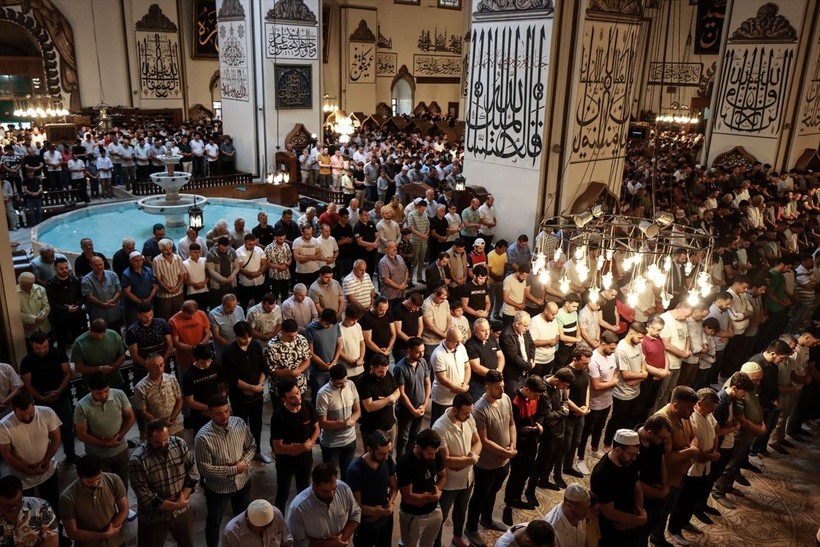 İslam aleminde bayram namazı coşkusu! Camiler doldu taştı - Resim: 64