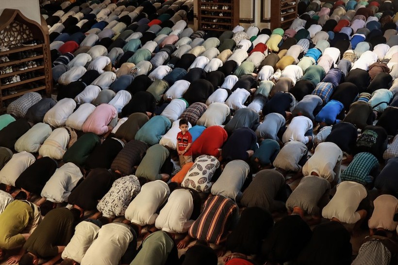 İslam aleminde bayram namazı coşkusu! Camiler doldu taştı - Resim: 65
