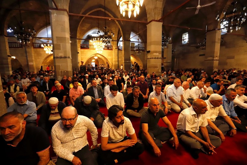 İslam aleminde bayram namazı coşkusu! Camiler doldu taştı - Resim: 53