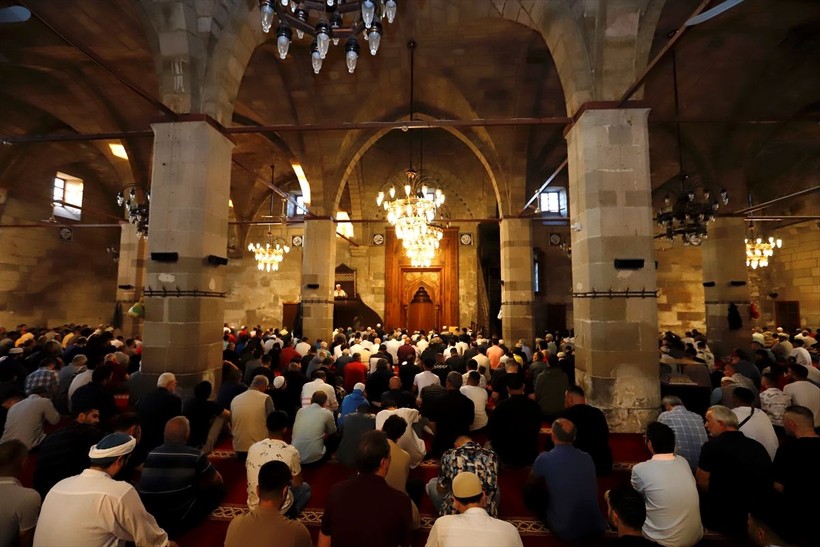 İslam aleminde bayram namazı coşkusu! Camiler doldu taştı - Resim: 54
