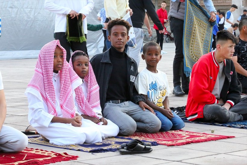 İslam aleminde bayram namazı coşkusu! Camiler doldu taştı - Resim: 56