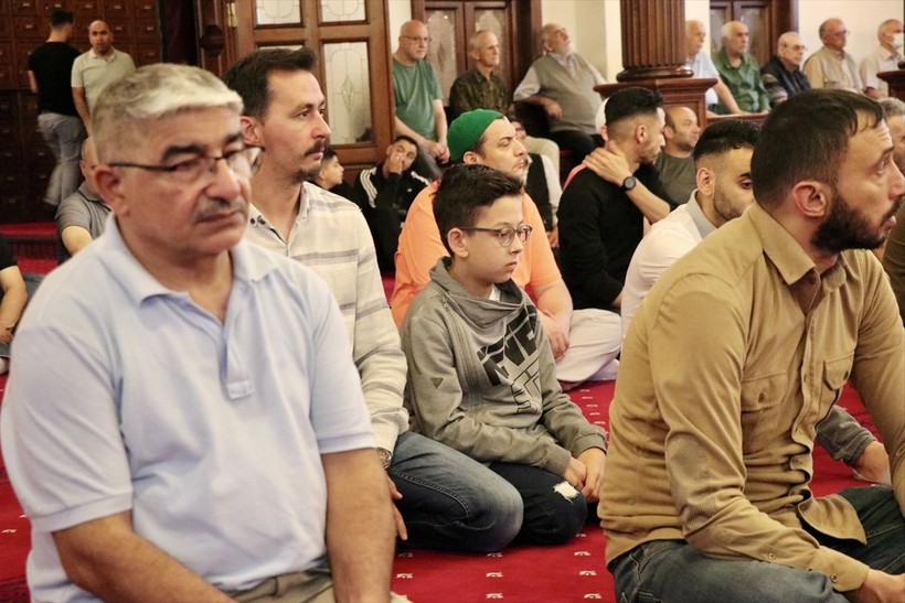 İslam aleminde bayram namazı coşkusu! Camiler doldu taştı - Resim: 46