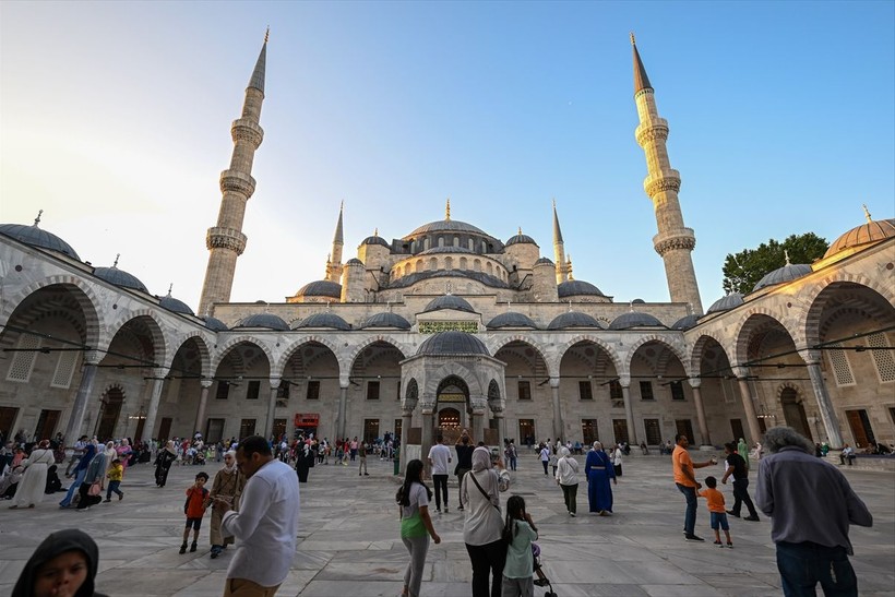 İslam aleminde bayram namazı coşkusu! Camiler doldu taştı - Resim: 16