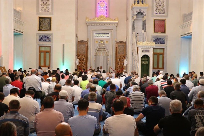 İslam aleminde bayram namazı coşkusu! Camiler doldu taştı - Resim: 32