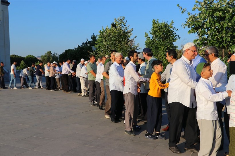 İslam aleminde bayram namazı coşkusu! Camiler doldu taştı - Resim: 38