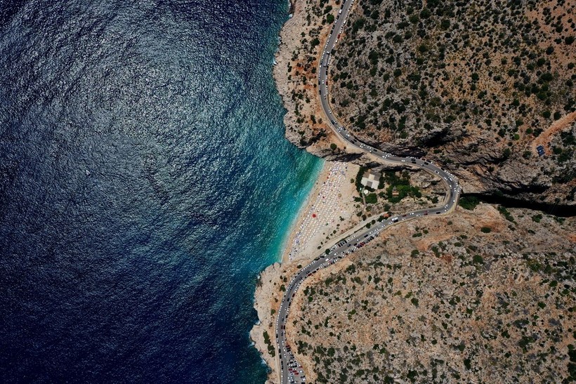 Antalya'nın turist akınına uğrayan Kaş ilçesinden enfes görüntüler! İşte dünyaca ünlü Kaputaj plajı - Resim: 8