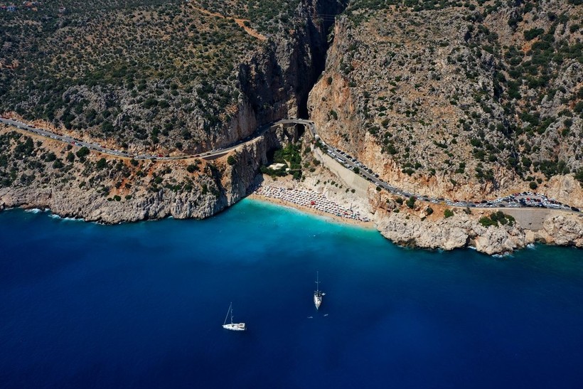 Antalya'nın turist akınına uğrayan Kaş ilçesinden enfes görüntüler! İşte dünyaca ünlü Kaputaj plajı - Resim: 12