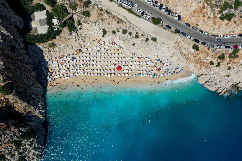 Antalya'nın turist akınına uğrayan Kaş ilçesinden enfes görüntüler! İşte dünyaca ünlü Kaputaj plajı - Resim: 16