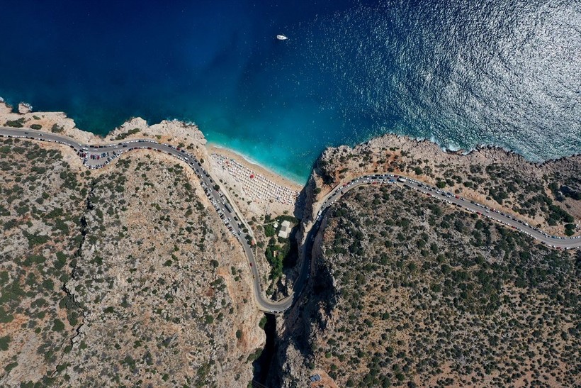 Antalya'nın turist akınına uğrayan Kaş ilçesinden enfes görüntüler! İşte dünyaca ünlü Kaputaj plajı - Resim: 17