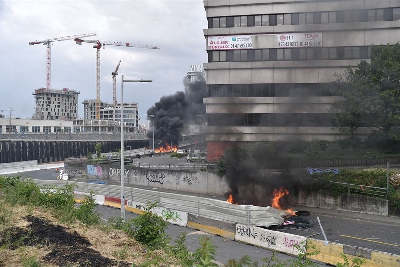 Fransa 17 yaşındaki çocuğun polis tarafından öldürülmesi ile ayağa kalktı! Öldürüldüğü anın görüntüleri çıktı! Paris'te tahliyeler başladı - Resim: 14