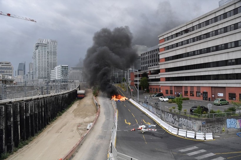 Fransa 17 yaşındaki çocuğun polis tarafından öldürülmesi ile ayağa kalktı! Öldürüldüğü anın görüntüleri çıktı! Paris'te tahliyeler başladı - Resim: 16