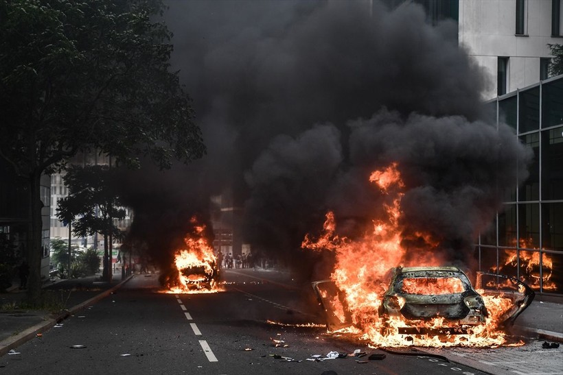 Fransa 17 yaşındaki çocuğun polis tarafından öldürülmesi ile ayağa kalktı! Öldürüldüğü anın görüntüleri çıktı! Paris'te tahliyeler başladı - Resim: 23