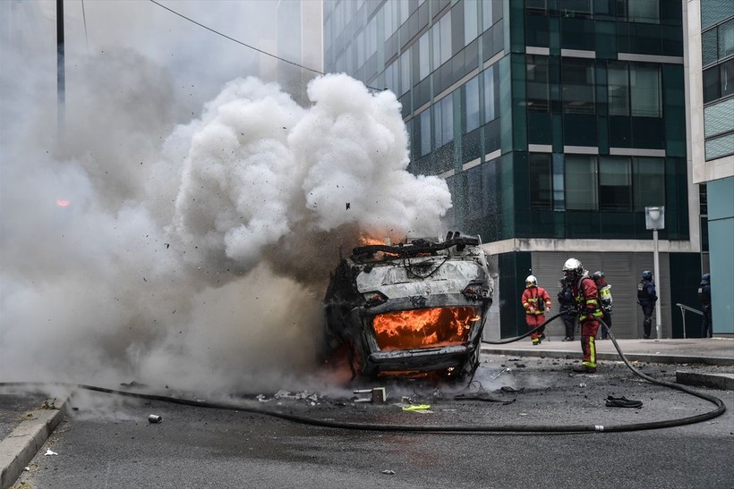 Fransa 17 yaşındaki çocuğun polis tarafından öldürülmesi ile ayağa kalktı! Öldürüldüğü anın görüntüleri çıktı! Paris'te tahliyeler başladı - Resim: 26