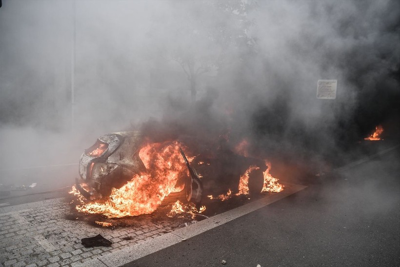 Fransa 17 yaşındaki çocuğun polis tarafından öldürülmesi ile ayağa kalktı! Öldürüldüğü anın görüntüleri çıktı! Paris'te tahliyeler başladı - Resim: 30