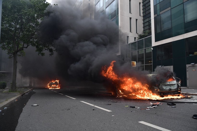 Fransa 17 yaşındaki çocuğun polis tarafından öldürülmesi ile ayağa kalktı! Öldürüldüğü anın görüntüleri çıktı! Paris'te tahliyeler başladı - Resim: 31