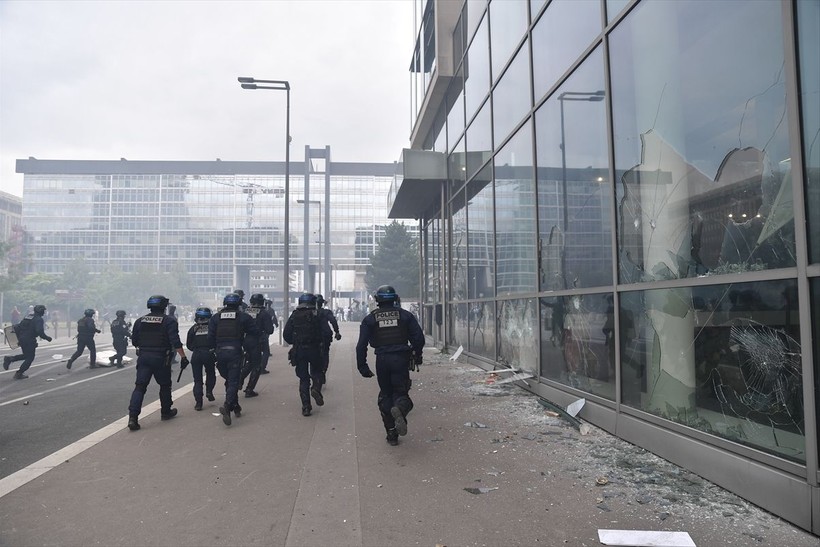 Fransa 17 yaşındaki çocuğun polis tarafından öldürülmesi ile ayağa kalktı! Öldürüldüğü anın görüntüleri çıktı! Paris'te tahliyeler başladı - Resim: 33