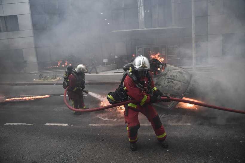 Fransa 17 yaşındaki çocuğun polis tarafından öldürülmesi ile ayağa kalktı! Öldürüldüğü anın görüntüleri çıktı! Paris'te tahliyeler başladı - Resim: 34