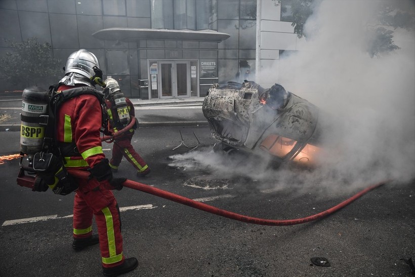 Fransa 17 yaşındaki çocuğun polis tarafından öldürülmesi ile ayağa kalktı! Öldürüldüğü anın görüntüleri çıktı! Paris'te tahliyeler başladı - Resim: 36