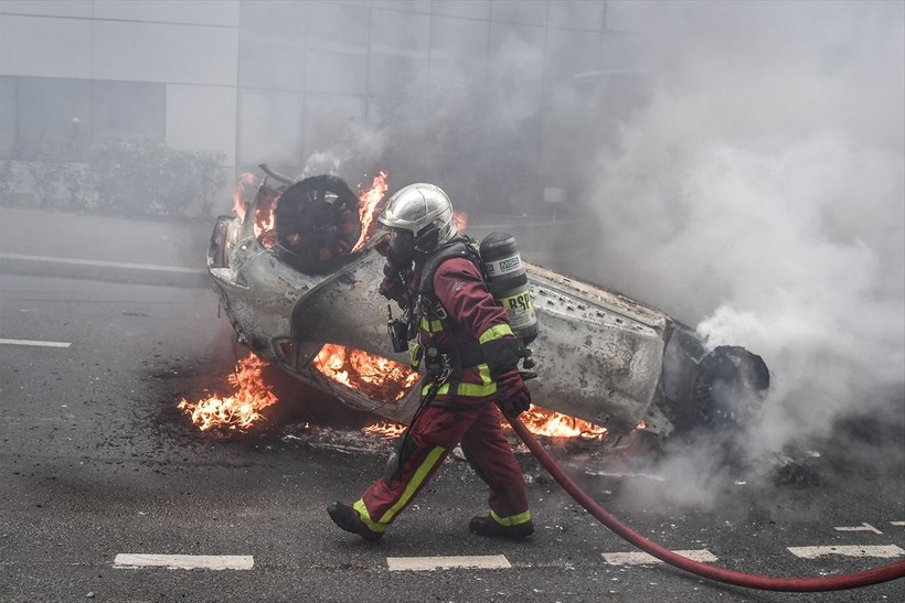 Fransa 17 yaşındaki çocuğun polis tarafından öldürülmesi ile ayağa kalktı! Öldürüldüğü anın görüntüleri çıktı! Paris'te tahliyeler başladı - Resim: 37