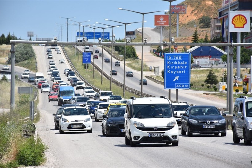 Kurban Bayramı tatili sona erdi! Tatilcilerin dönüşü uzun kuyruklar oluşturdu - Resim: 1