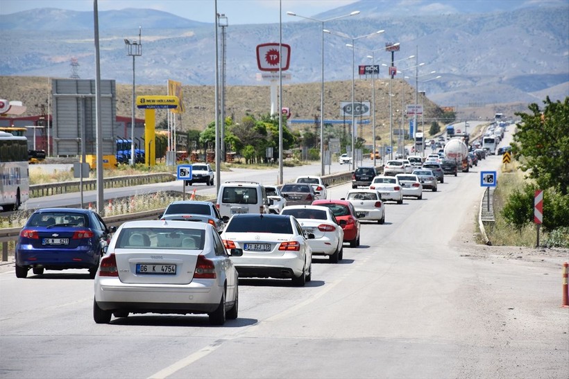 Kurban Bayramı tatili sona erdi! Tatilcilerin dönüşü uzun kuyruklar oluşturdu - Resim: 7
