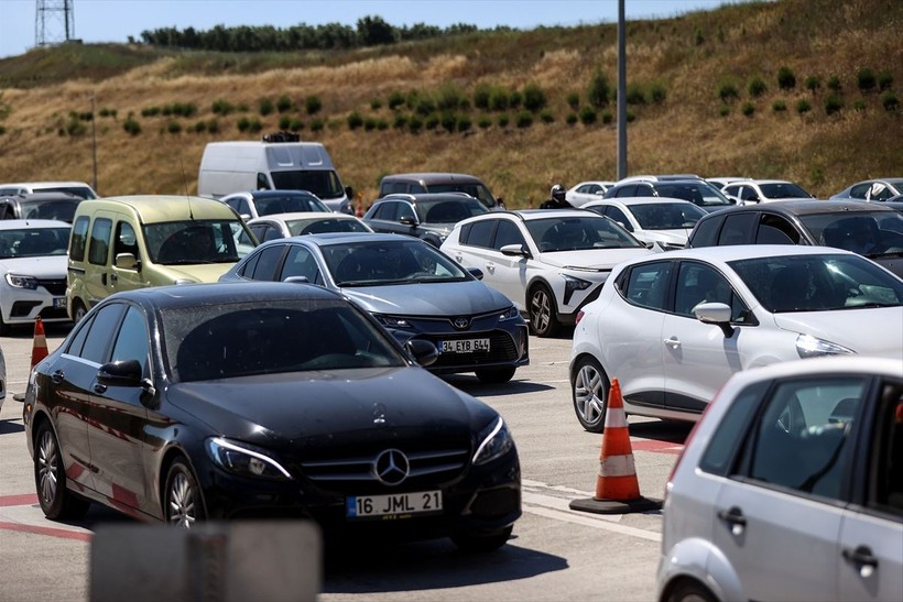 Kurban Bayramı tatili sona erdi! Tatilcilerin dönüşü uzun kuyruklar oluşturdu - Resim: 31