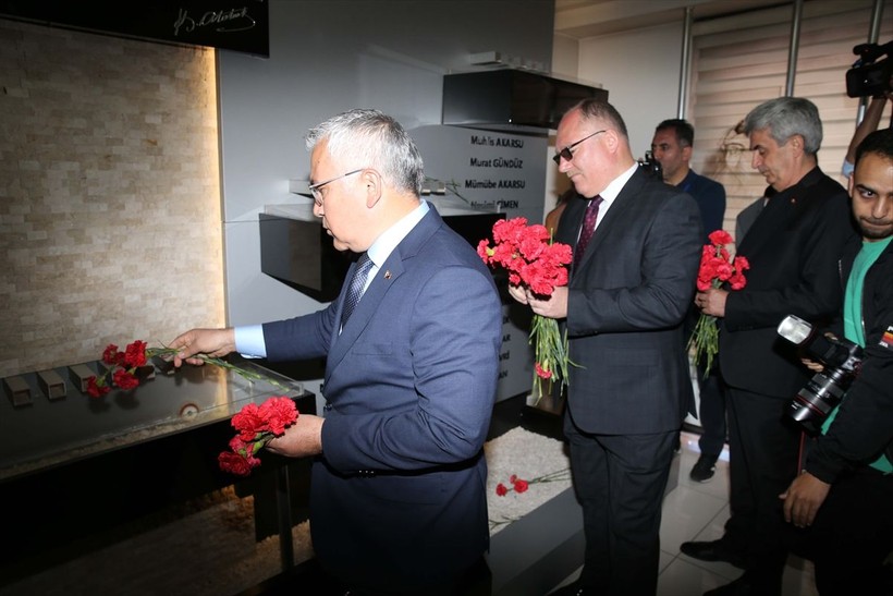 2 Temmuz 1993 tarihinde Sivas Madımak Otel'de yaşanan arbedede hayatını kaybedenler anıldı - Resim: 3