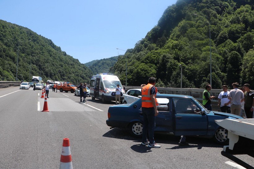 Anadolu Otoyolu'nda zincirleme kaza! Araçlardan biri bariyerler ok gibi saplandı - Resim: 4