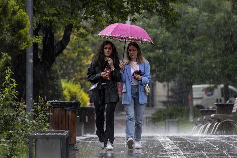 Sıcaklıklardan bunalan İstanbullulara 'hafta sonu' uyarısı: Sabah saatlerinden itibaren etkili olacak - Resim: 5